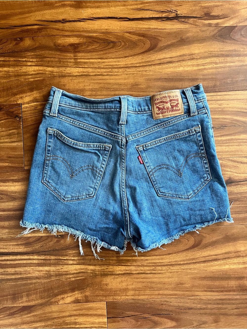Levi’s High Rise Shorts - Picture 3 of 8